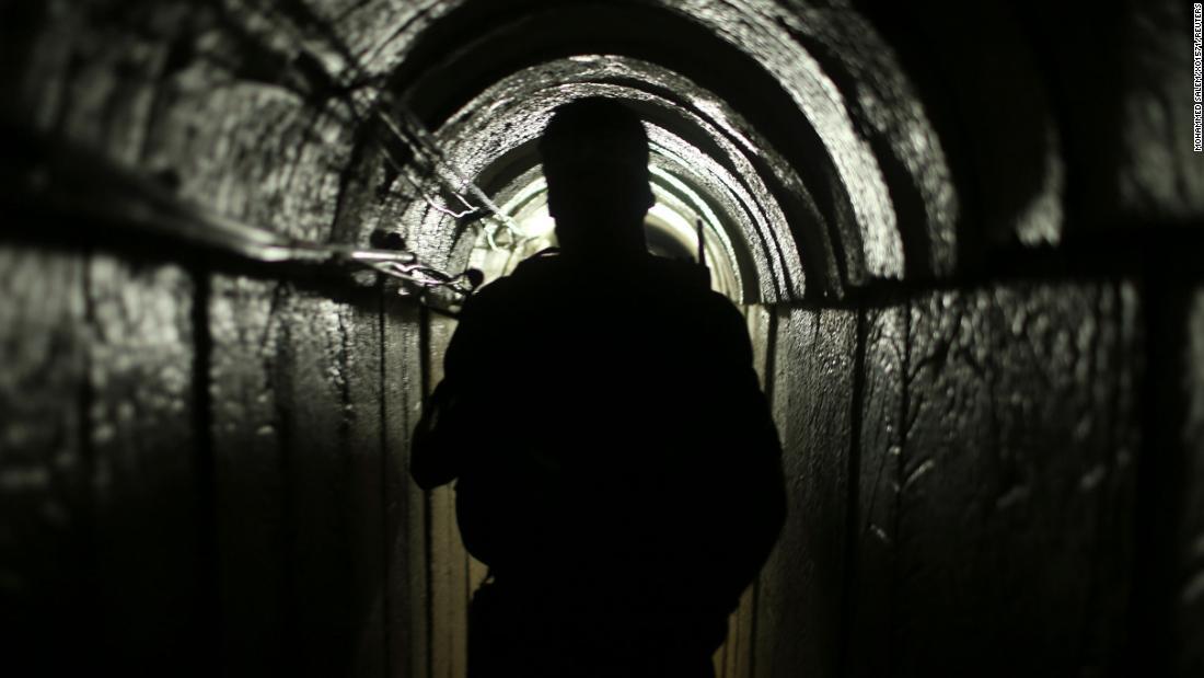 ガザの地下トンネル内に浮かび上がるハマス戦闘員の影＝２０１４年撮影/Mohammed Salem/Reuters/File